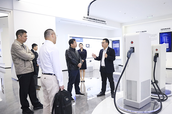 爱体育股份副董事长、总裁刘作斌向福船集团副总经理李振均一行介绍公司充电产品.jpg
